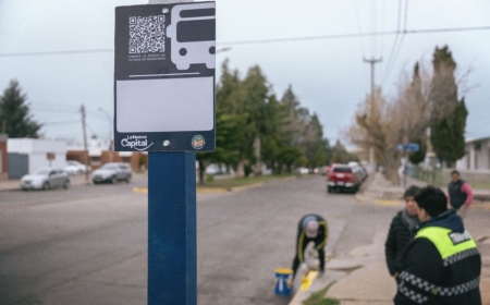 La capital lleva adelante un plan integral de señalización urbana para mejorar la seguridad y movilidad vecinal