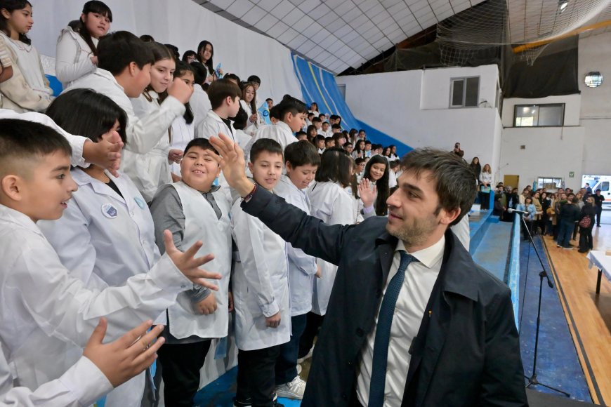 Torres encabezó el acto central por el Día de la Bandera y destacó la importancia de fortalecer la democracia y la educación
