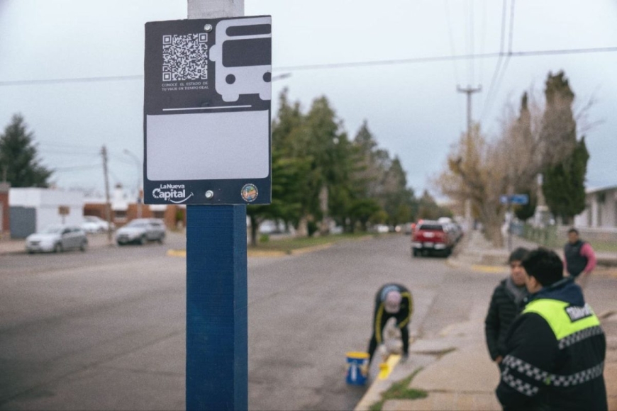 La capital lleva adelante un plan integral de señalización urbana para mejorar la seguridad y movilidad vecinal