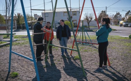 LA MUNICIPALIDAD DE RAWSON REALIZA TRABAJOS DE MANTENIMIENTO Y REMODELACIÓN EN LA PLAZA JOHN DANIEL EVANS