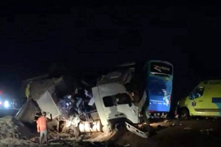 Brasil: 11 muertos y 45 heridos tras un choque entre ómnibus y camión