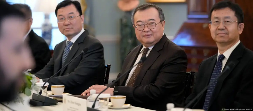 China detiene a uno de sus diplomáticos más destacados