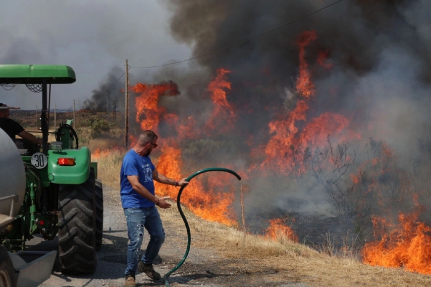 España desbordada por los incendios: tres muertos y pedido de ayuda a la UE