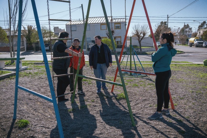 LA MUNICIPALIDAD DE RAWSON REALIZA TRABAJOS DE MANTENIMIENTO Y REMODELACIÓN EN LA PLAZA JOHN DANIEL EVANS