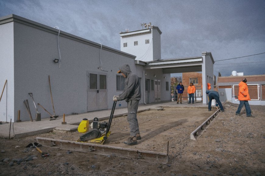 Municipio y Provincia iniciaron la construcción del nuevo acceso para ambulancias en el CAPS del Área 12 de Rawson