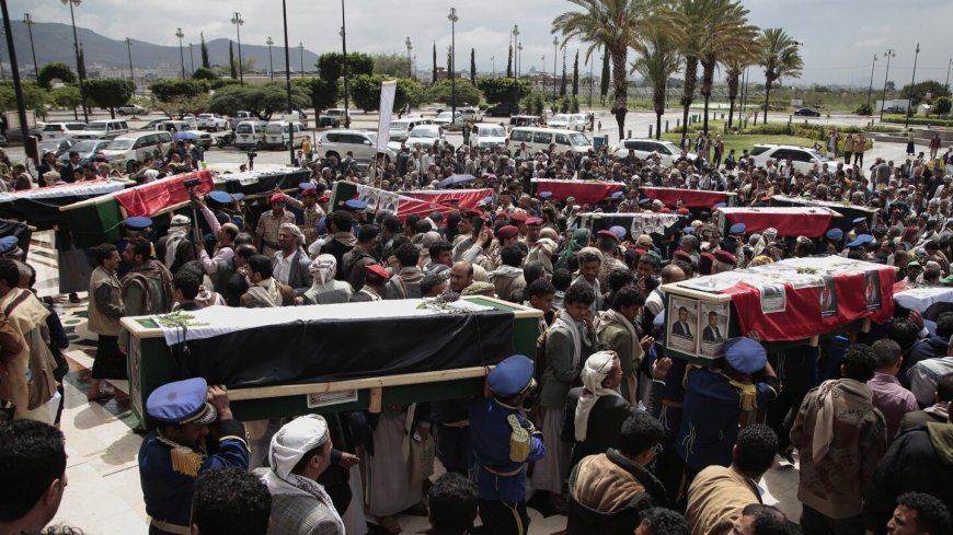 Funeral en Saná por periodistas muertos en ataque israelí