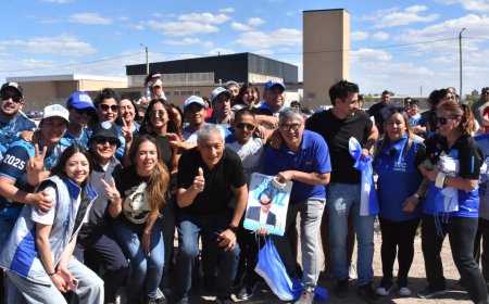 Beliz y Goic tiñeron de celeste Trelew en una caravana de cierre con más de 3.000 personas