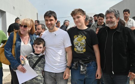 Torres junto a Gerardo Martínez encabezó entrega de viviendas en la que 43 familias de Trelew recibieron la llave de su primer hogar