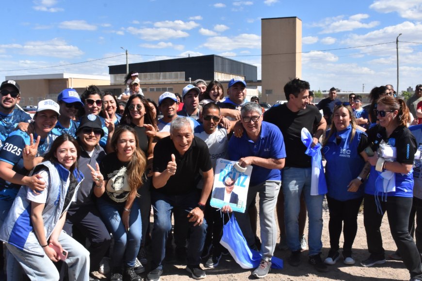 Beliz y Goic tiñeron de celeste Trelew en una caravana de cierre con más de 3.000 personas