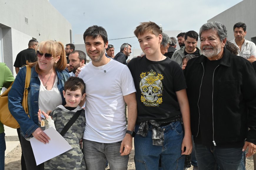 Torres junto a Gerardo Martínez encabezó entrega de viviendas en la que 43 familias de Trelew recibieron la llave de su primer hogar