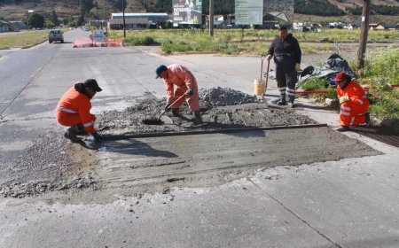 ESQUEL: CONTINÚAN LAS TAREAS DE HORMIGONADO EN EL MARCO DEL PROGRAMA MUNICIPAL DE BACHEO