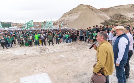 Othar acompañó el acto de colocación de la piedra fundamental del Polideportivo del Sindicato de Camioneros