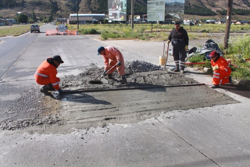 ESQUEL: CONTINÚAN LAS TAREAS DE HORMIGONADO EN EL MARCO DEL PROGRAMA MUNICIPAL DE BACHEO