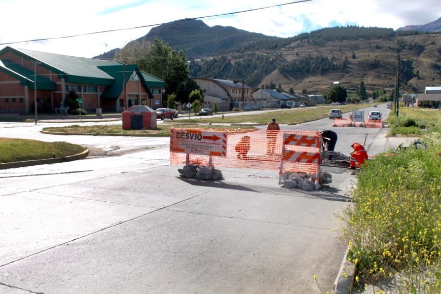 ESQUEL: CONTINÚAN LAS TAREAS DE HORMIGONADO EN EL MARCO DEL PROGRAMA MUNICIPAL DE BACHEO