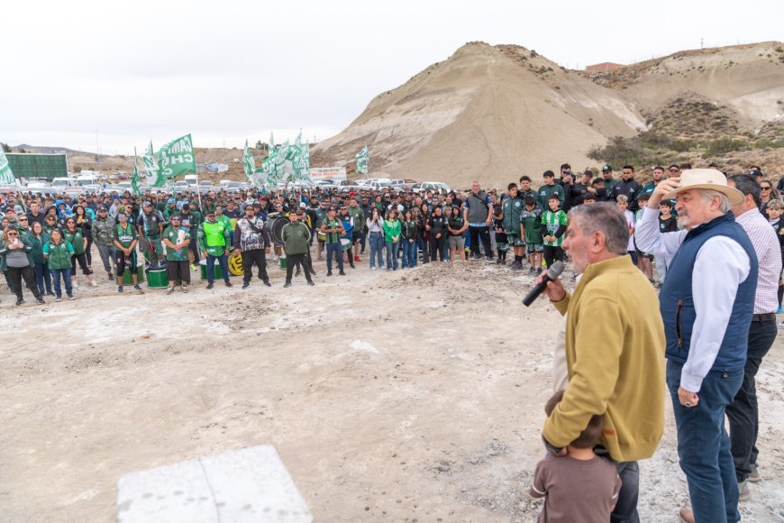 Othar acompañó el acto de colocación de la piedra fundamental del Polideportivo del Sindicato de Camioneros