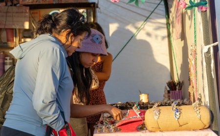 La feria municipal de la costa recibe una gran concurrencia de familias en Playa Unión