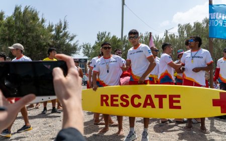 Rawson: guardavidas de Playa Unión recibieron indumentaria para la temporada con apoyo de Chubut Deportes