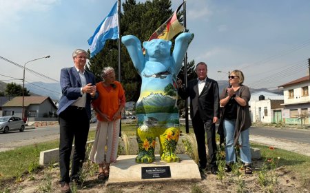 Esquel inauguró la Plazoleta Alemana y el Buddy Bär “Manfredo”
