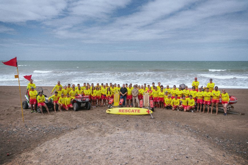 RAWSON: El cuerpo municipal de guardavidas recibió nueva indumentaria para la temporada 2026