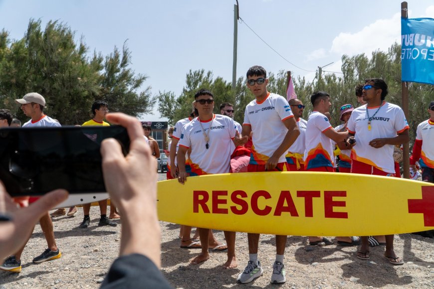 Rawson: guardavidas de Playa Unión recibieron indumentaria para la temporada con apoyo de Chubut Deportes