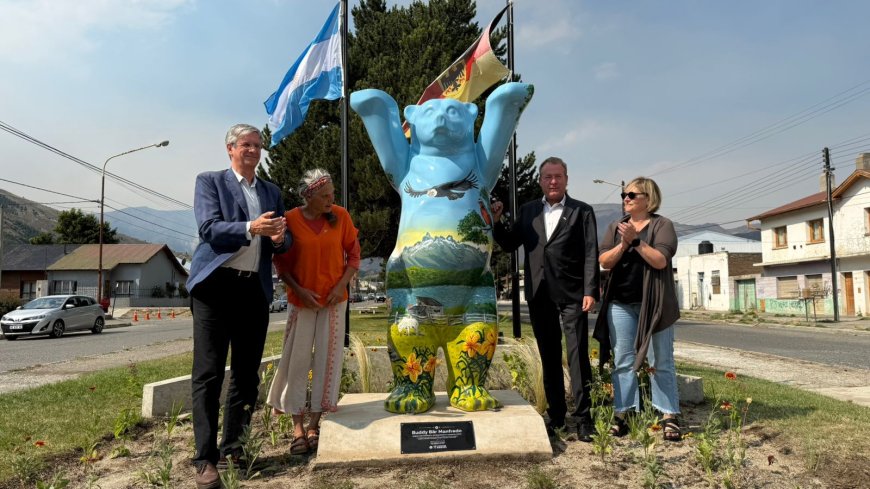 Esquel inauguró la Plazoleta Alemana y el Buddy Bär “Manfredo”