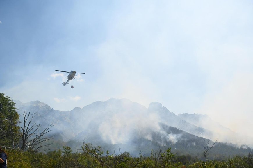 Con cerca de 500 personas y un amplio despliegue de medios aéreos, Provincia continúa con el combate de incendios en la cordillera
