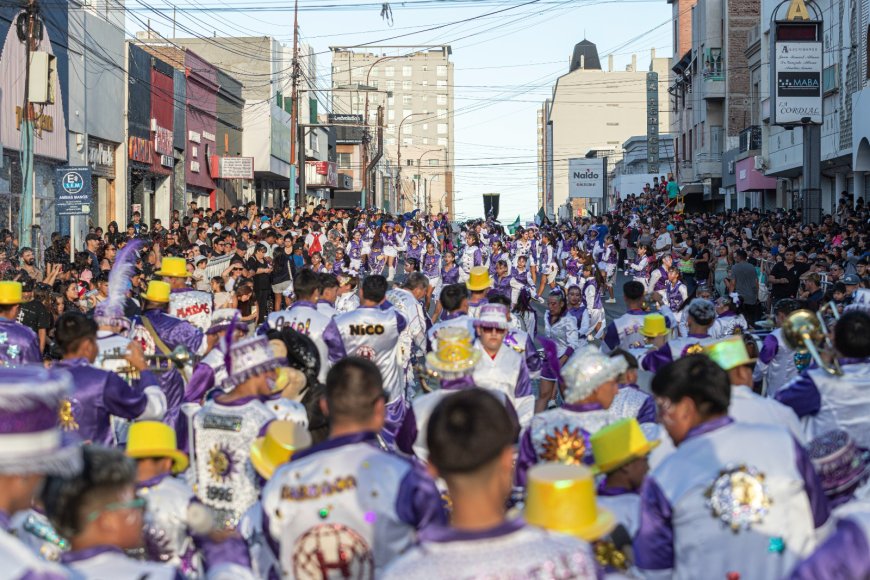 La ciudad consolidó sus tradicionales carnavales con una masiva convocatoria