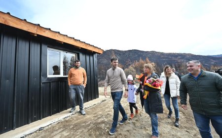 Torres entregó las primeras viviendas a familias que perdieron todo en los incendios de la Comarca Andina