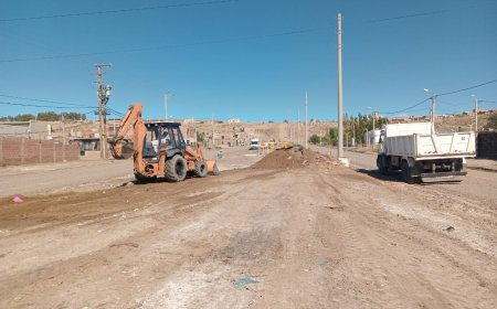 Avanza el plan de mantenimiento vial en calles y caminos de acceso a los barrios de la ciudad