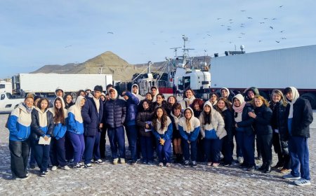 Estudiantes de nivel secundario recorrieron el Puerto de Comodoro y se interiorizaron sobre la reactivación del Astillero