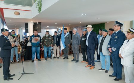 El intendente acompañó la inauguración de la Muestra estática de Malvinas