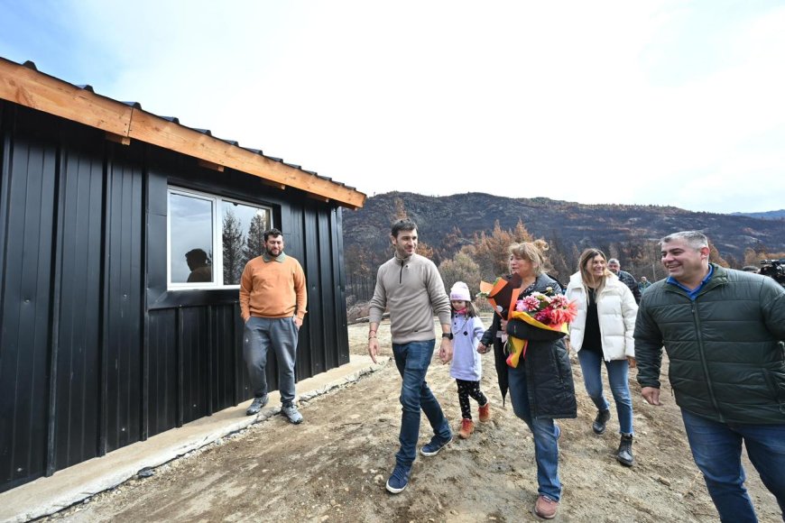 Torres entregó las primeras viviendas a familias que perdieron todo en los incendios de la Comarca Andina