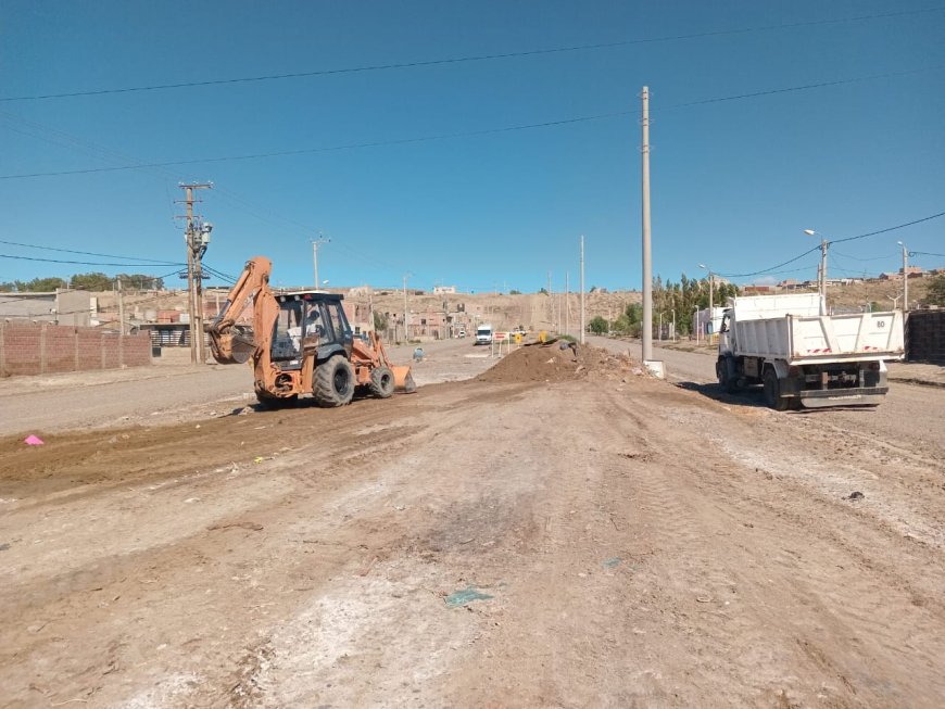 Avanza el plan de mantenimiento vial en calles y caminos de acceso a los barrios de la ciudad
