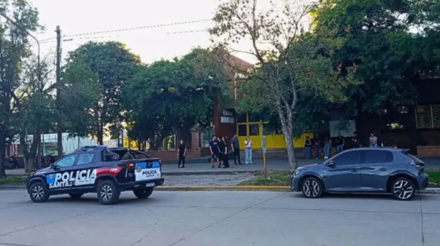 Conmoción en San Cristóbal: un alumno de 15 años ingresó armado a una escuela, mató a un compañero e hirió a otros dos