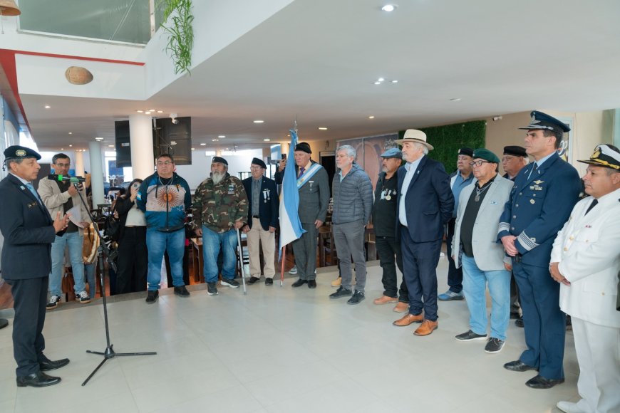 El intendente acompañó la inauguración de la Muestra estática de Malvinas