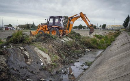 LA MUNICIPALIDAD DE RAWSON MANTIENE OPERATIVOS DE LIMPIEZA DE PLUVIALES PARA PREVENIR ANEGAMIENTOS