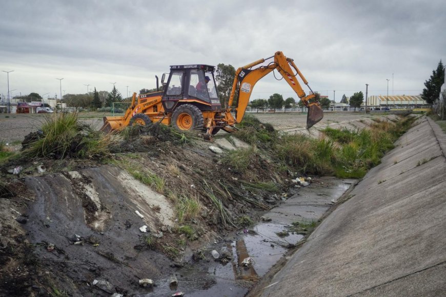 LA MUNICIPALIDAD DE RAWSON MANTIENE OPERATIVOS DE LIMPIEZA DE PLUVIALES PARA PREVENIR ANEGAMIENTOS