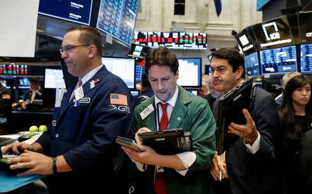 Apple empujó a Wall Street a nuevos récords y el petróleo dio alivio a los mercados