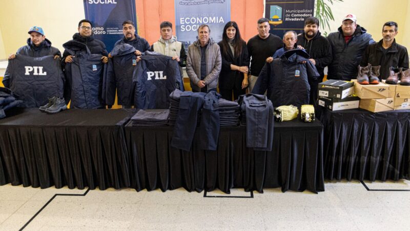 El Municipio entregó indumentaria confeccionada por el Centro de Promoción Laboral a integrantes de cuadrillas
