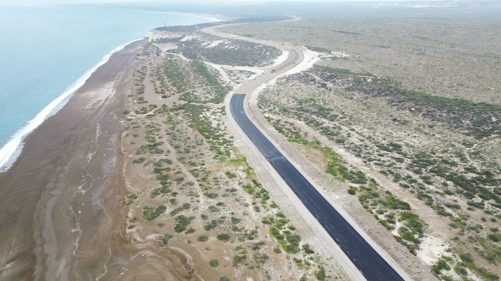 Vialidad Provincial ejecuta las últimas tareas de pavimentación en el acceso a Playa El Doradillo en Puerto Madryn