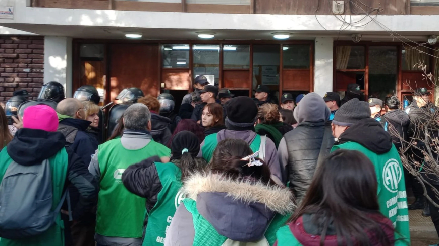 La Justicia ordenó una restricción de acercamiento contra manifestantes de ATE tras los destrozos en Educación