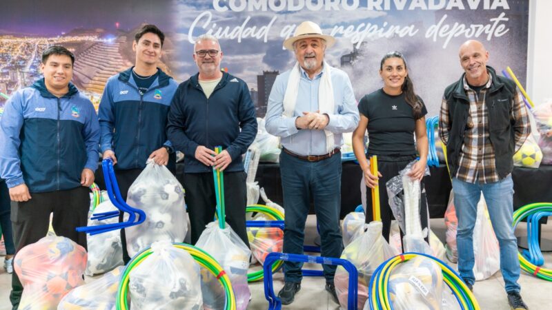 El intendente entregó equipamiento a las escuelas deportivas municipales
