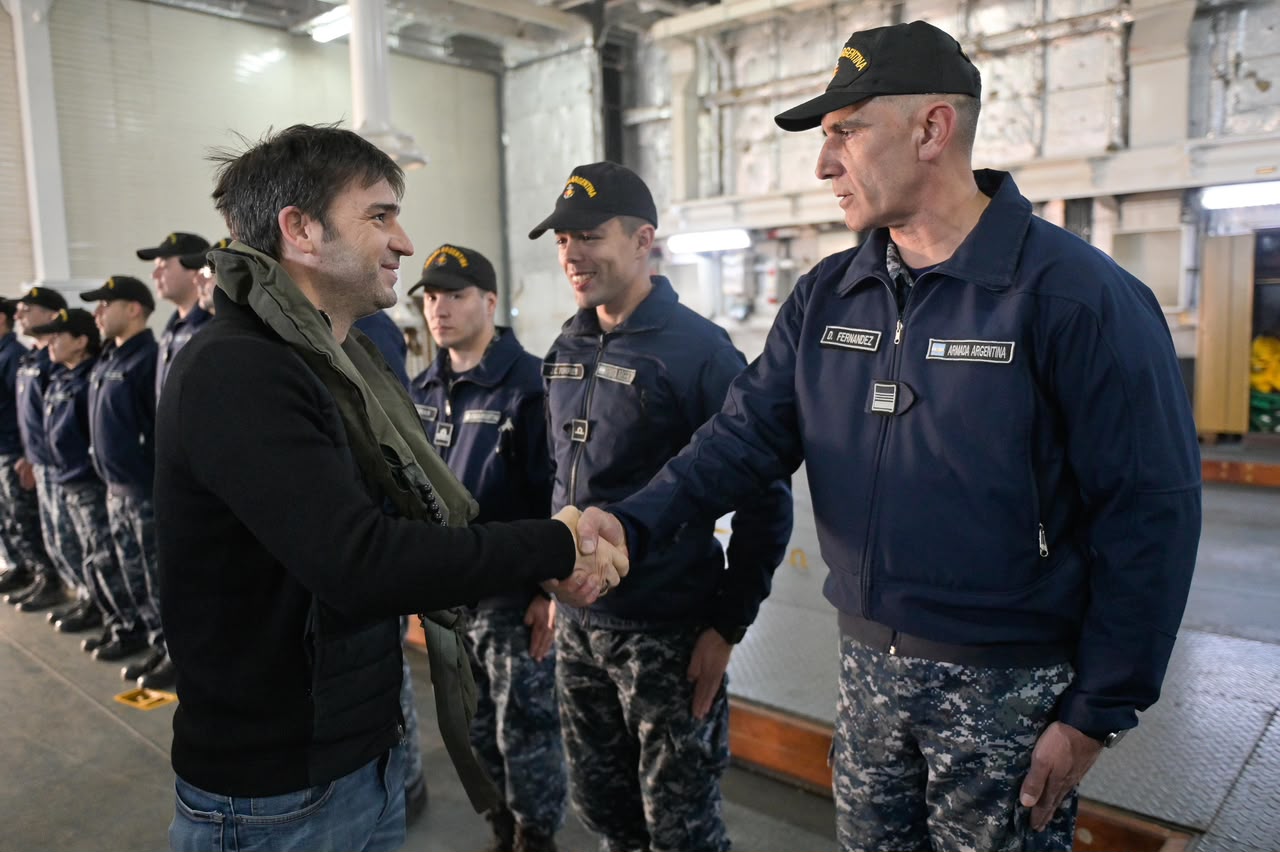 El Almirante Irízar volvió a Puerto Madryn y Torres destacó la importancia de “honrar a nuestros héroes y mantener viva la causa Malvinas”
