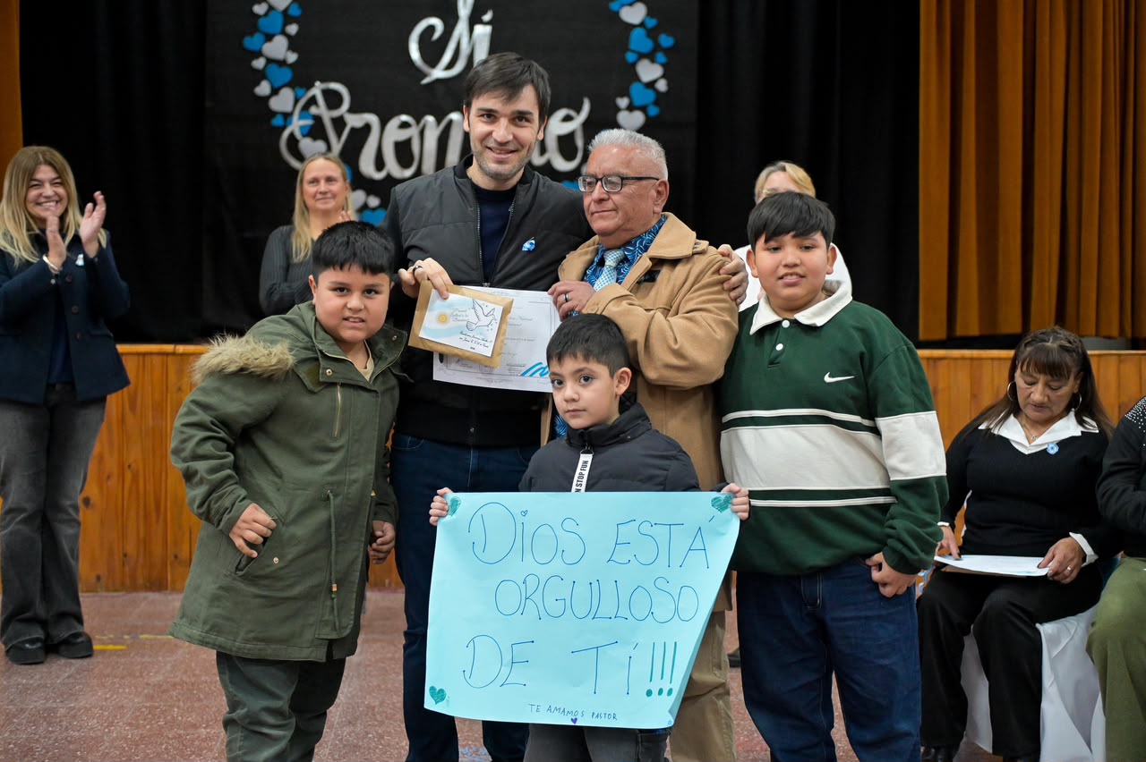 “El patriotismo y las ganas de superarse no tienen edad”: Torres participó de la Promesa a la Bandera de estudiantes adultos de Trelew