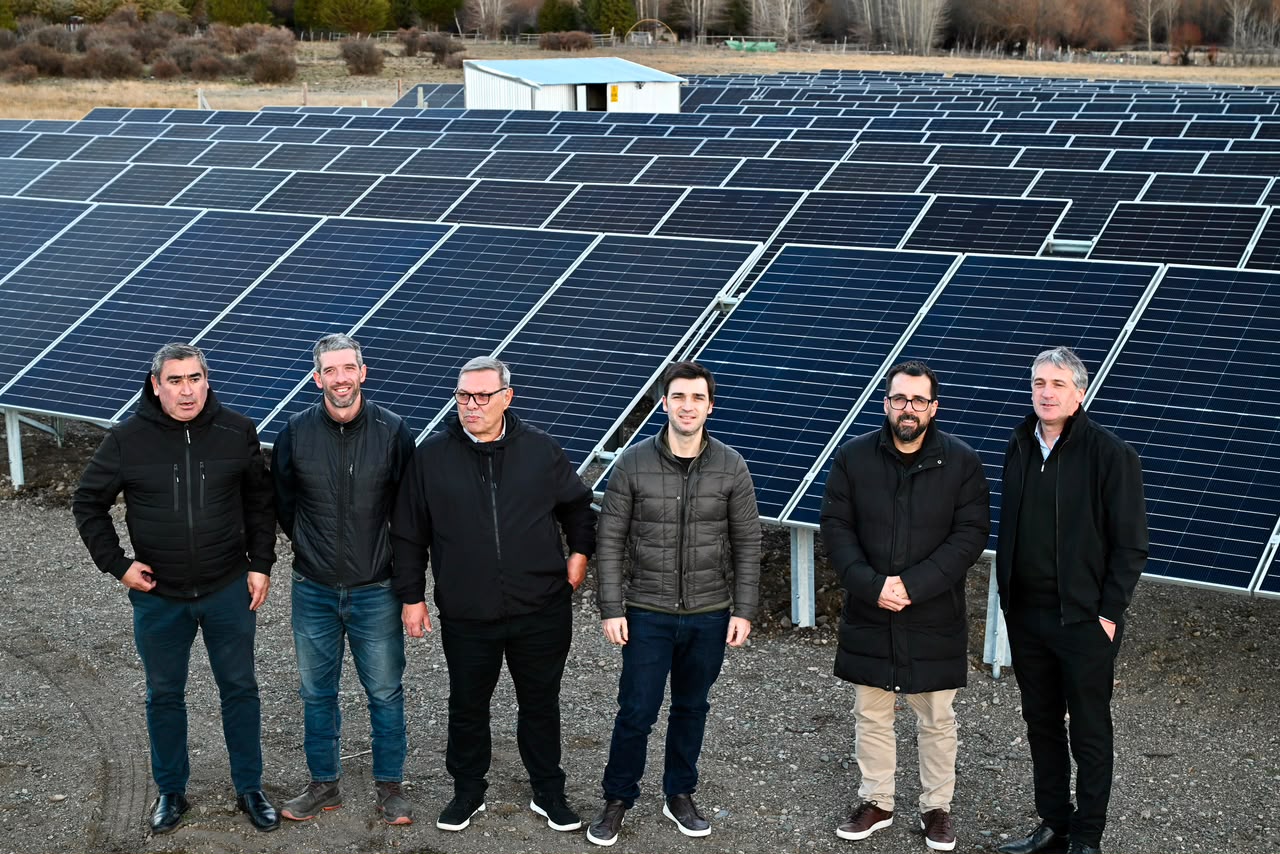 Torres recorrió el nuevo Parque Solar Fotovoltaico de Esquel y destacó el avance de la transición energética en Chubut