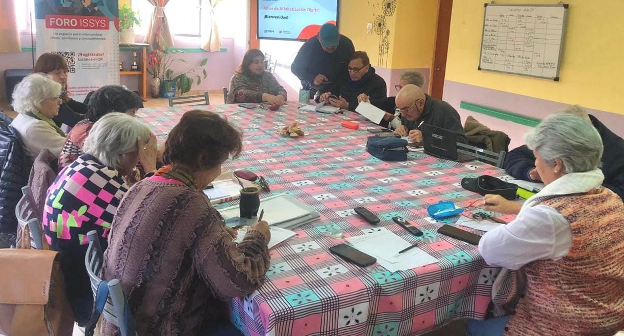 El ISSyS realizó un nuevo taller de Alfabetización Digital para afiliados y jubilados de Trelew