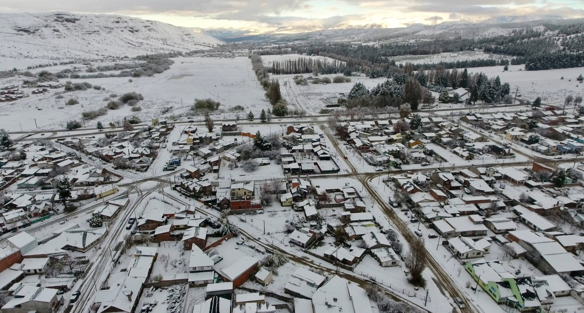 Por fuertes nevadas y alertas meteorológicas, Educación suspende también actividades escolares este lunes en Esquel