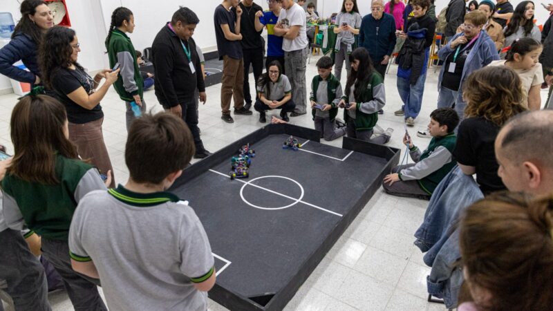 Con un encuentro de fútbol, iniciaron las competencias locales de robótica