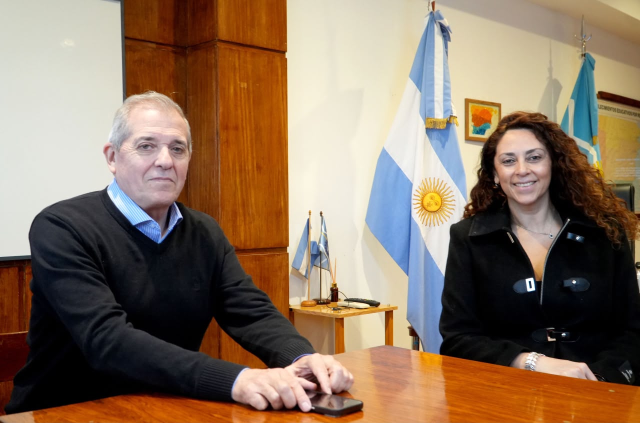 Punta y Loyola repasaron las obras educativas en marcha y proyectaron nuevas intervenciones para Camarones
